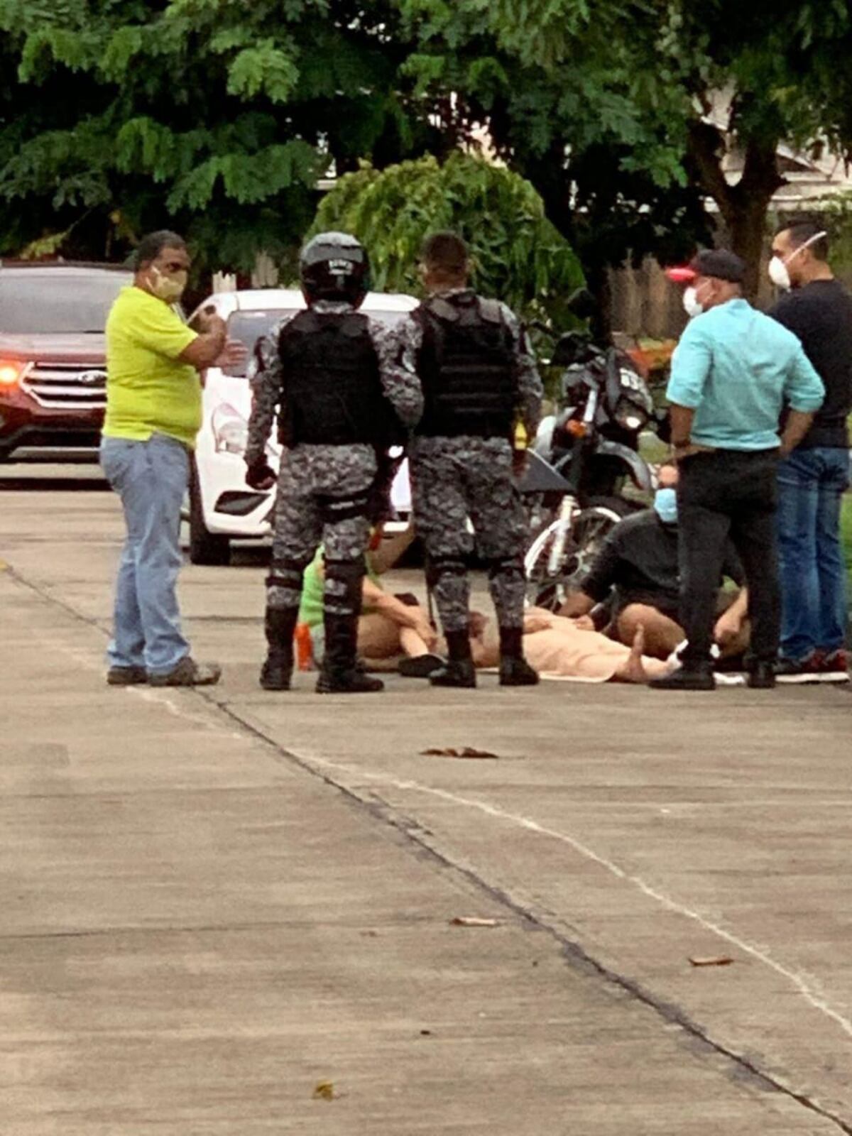 Como de película. Delincuentes arrojan a señora de carro en marcha y se estrellan en Campo Lindbergh