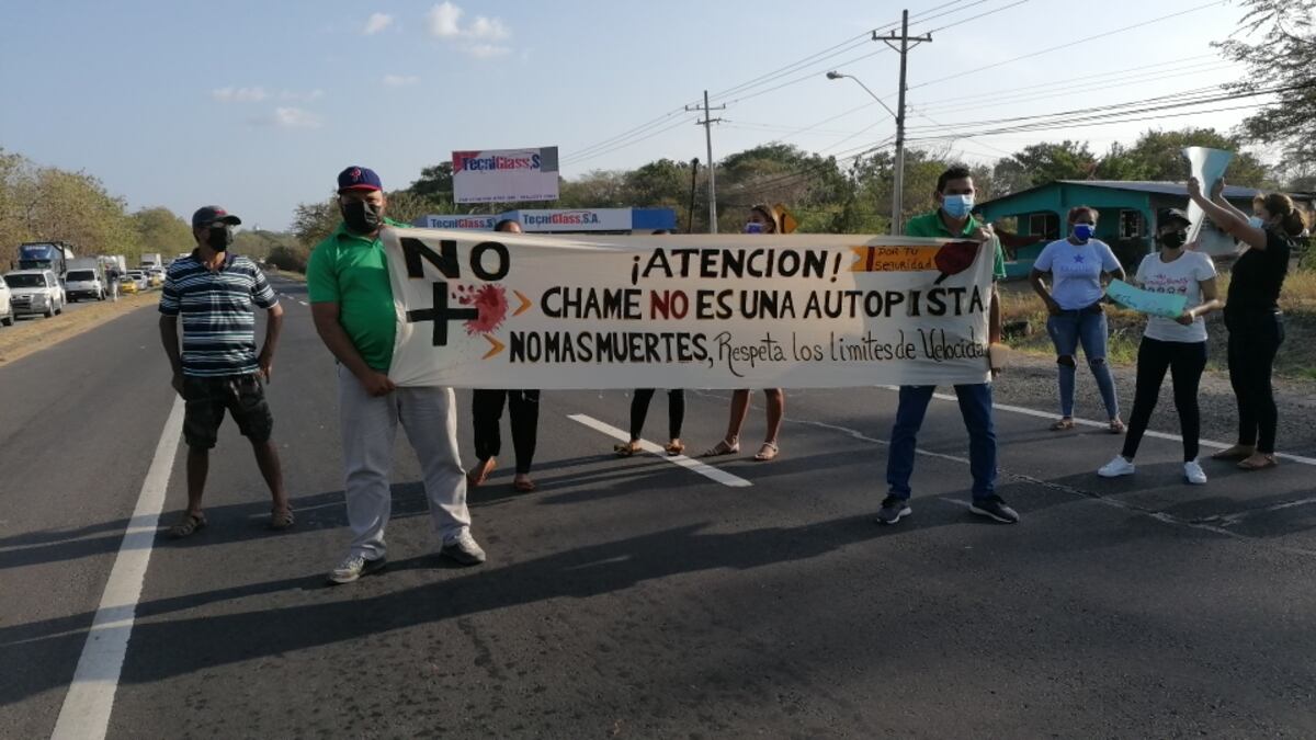 Cierran la calle por horas. Moradores de Chame están cansados de las inversiones de carriles