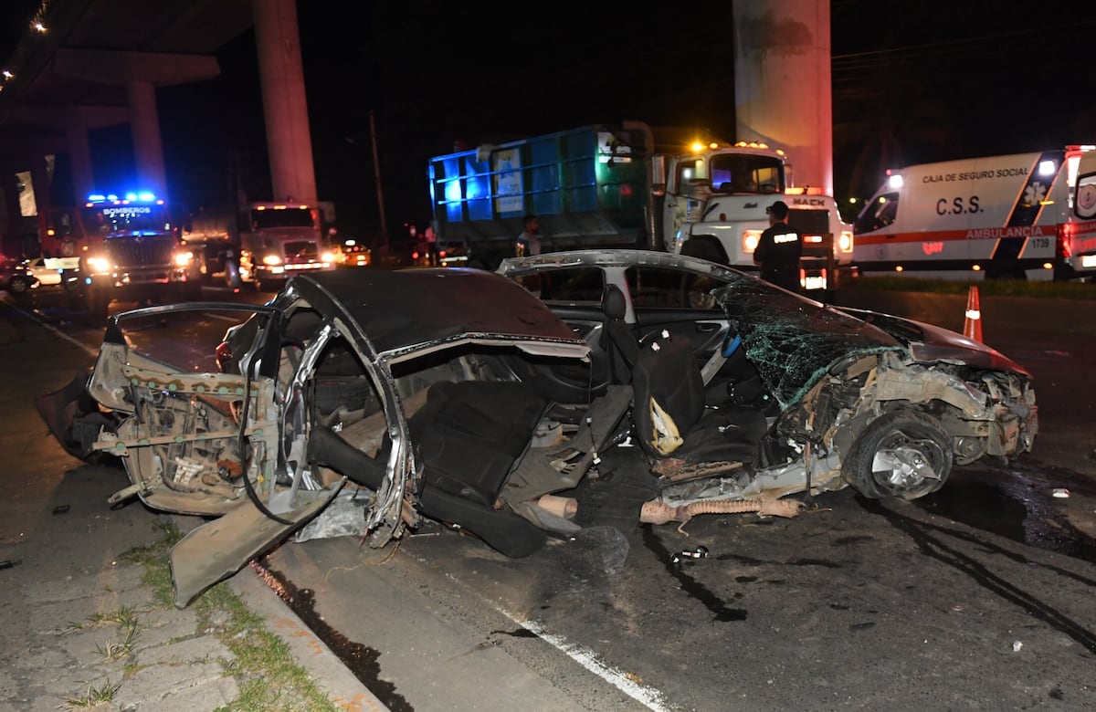 Policías cuidan a conductor del auto en el que fallecieron tres personas