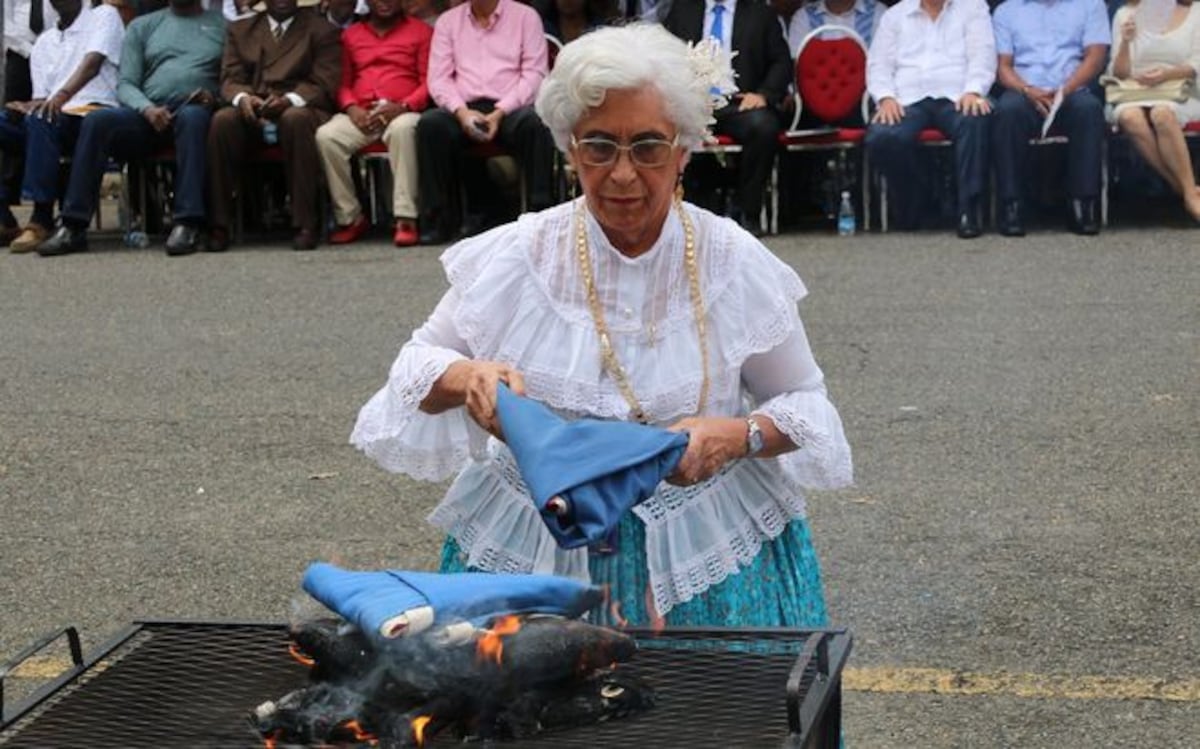 Realizan tradicional acto de cremación de banderas en desuso