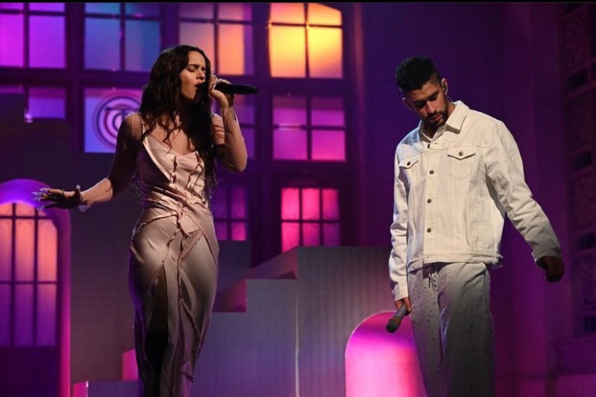 Al borde del beso. Así fue el cierre de Bad Bunny y Rosalía cantando en ‘La noche de anoche’ en SNL. Video