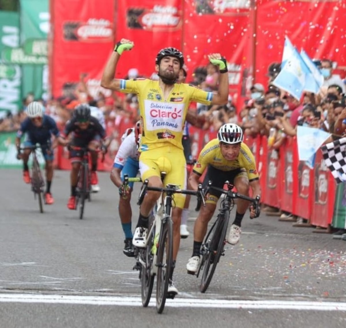 Roberto González gana etapa histórica y sigue liderando la Vuelta a Guatemala