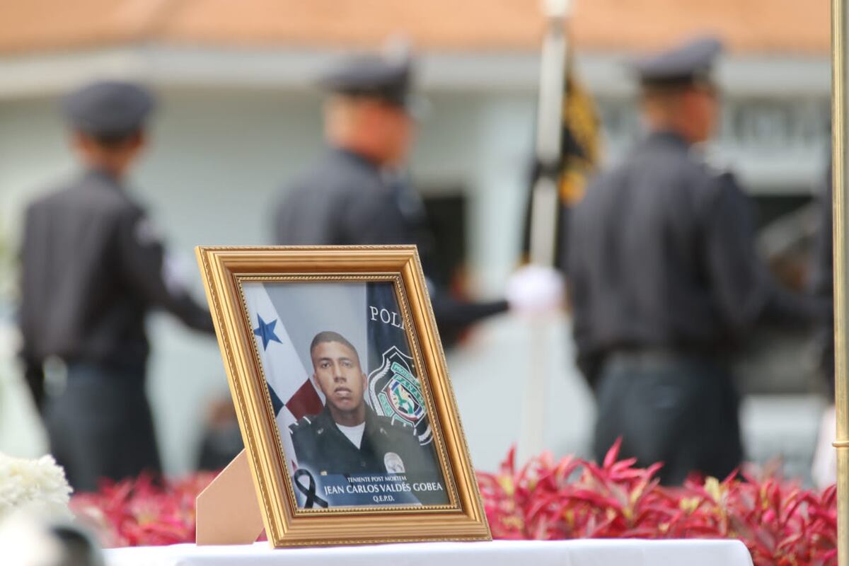 Sepultan con honores al Teniente Post Mortem de la Policía Nacional asesinado en La Joya