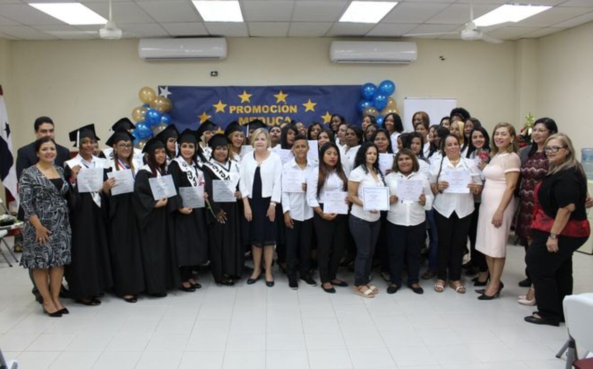 Mujeres del Centro Femenino logran graduarse de pre media y media