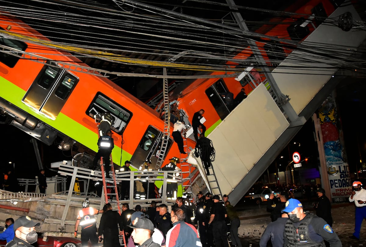 México promete dar con los responsables de la caída de línea de tren que dejó 23 muertos