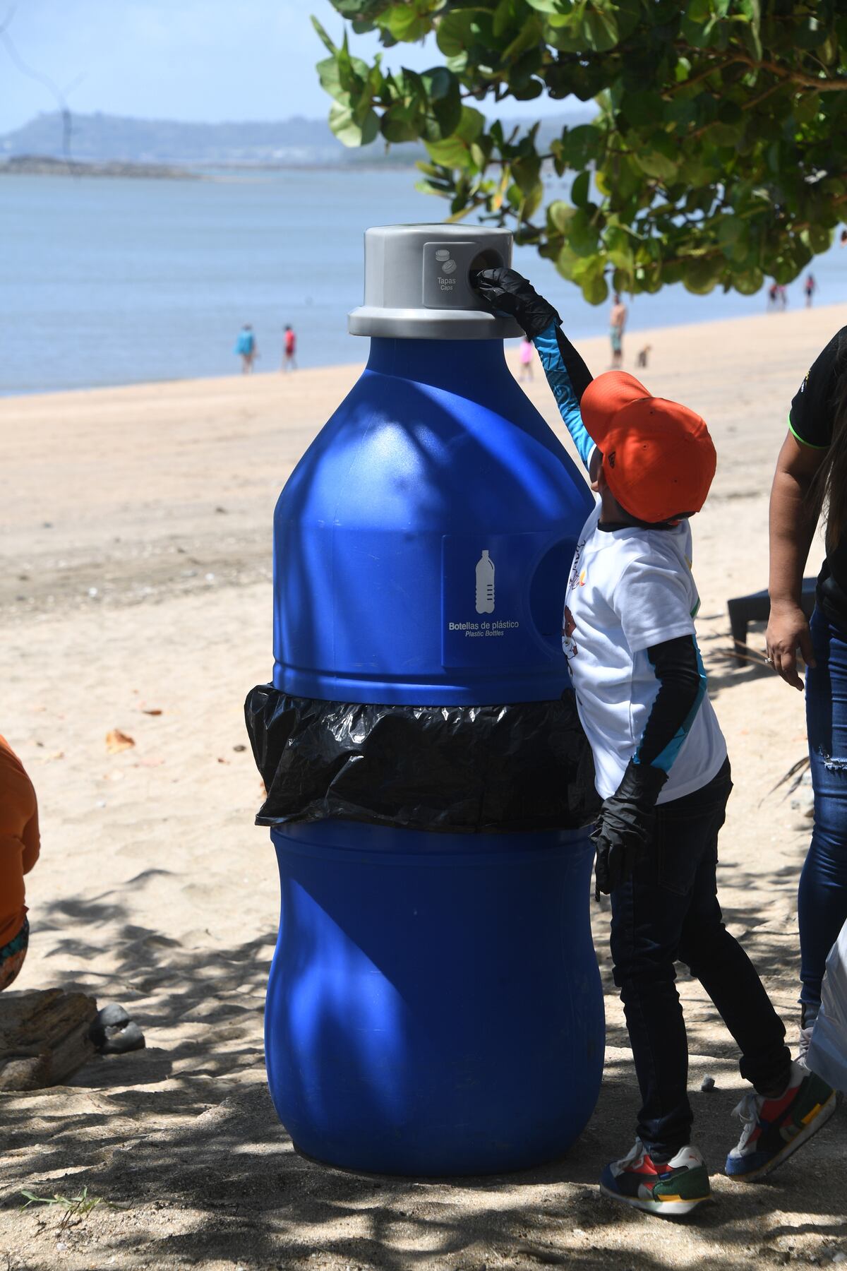 Colocan contenedores para disposición correcta de botellas plásticas en playa Veracruz