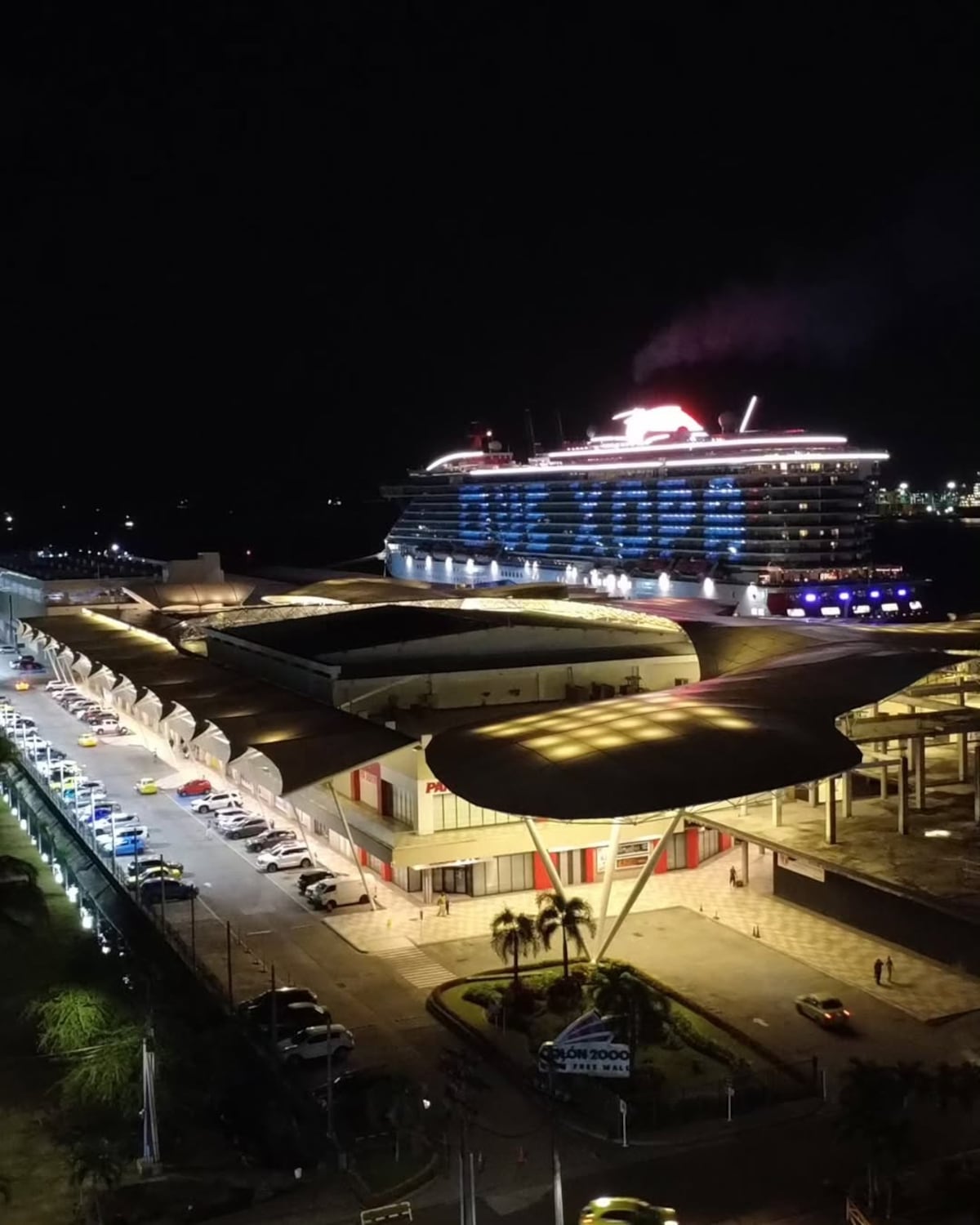 ‘Que Xopa’: La ‘Brilliant Lady’ saluda a todo Panamá desde el Canal