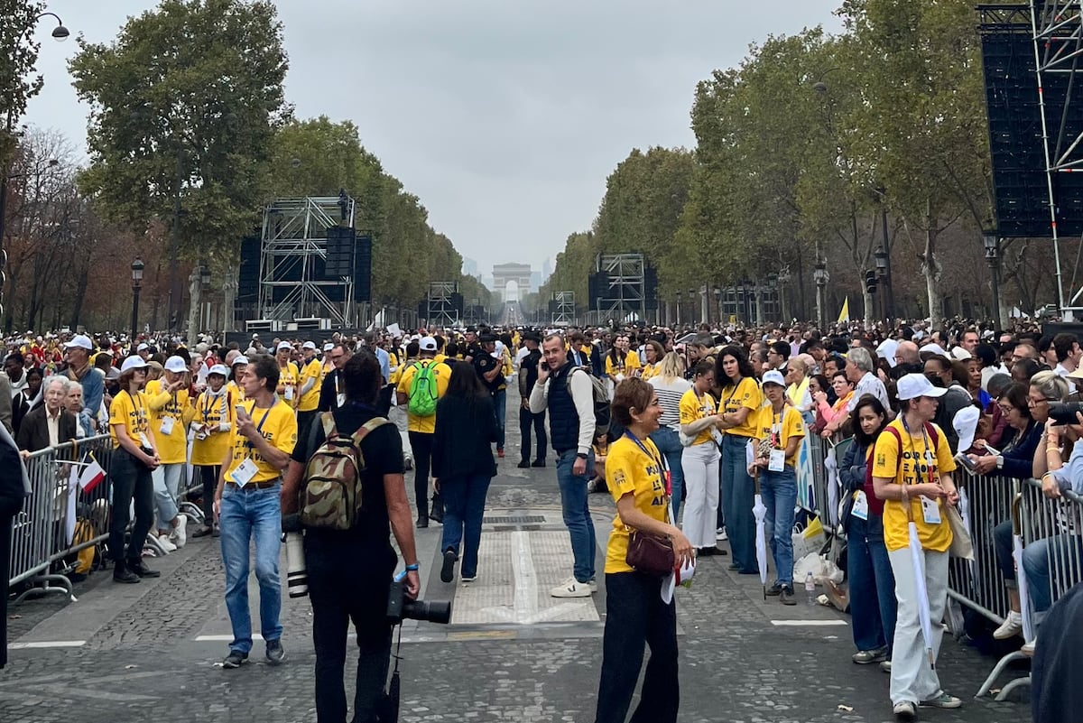 700 mil personas arropan al papa León XIV en el corazón de París