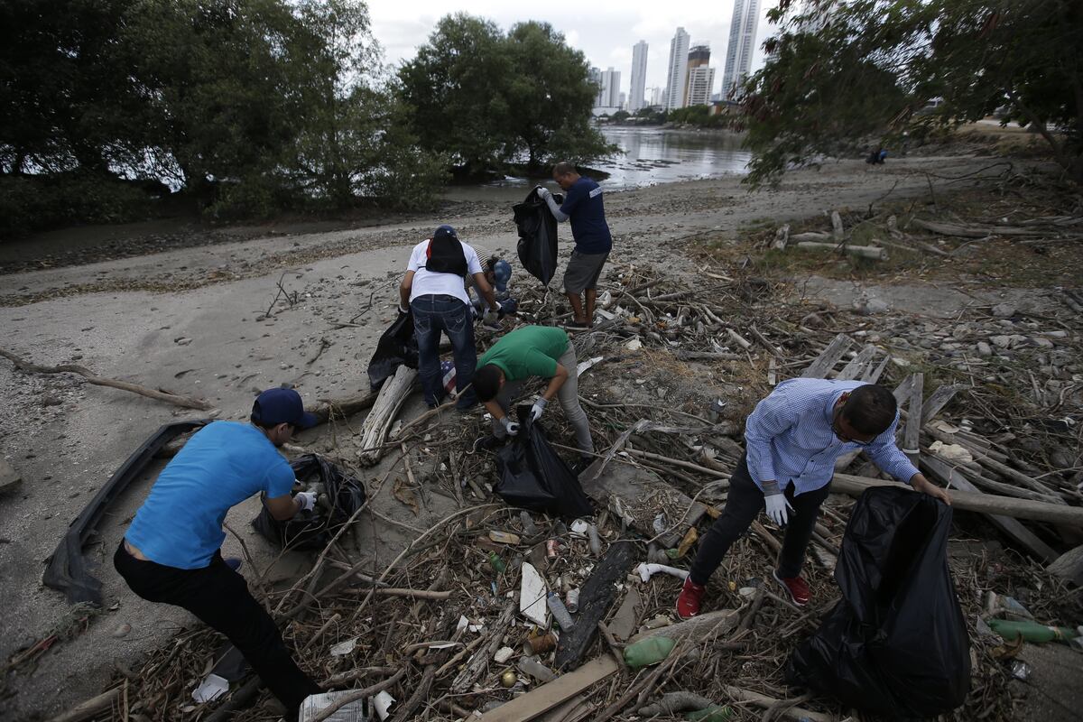 Se fueron a recoger desechos plásticos en Panamá Viejo