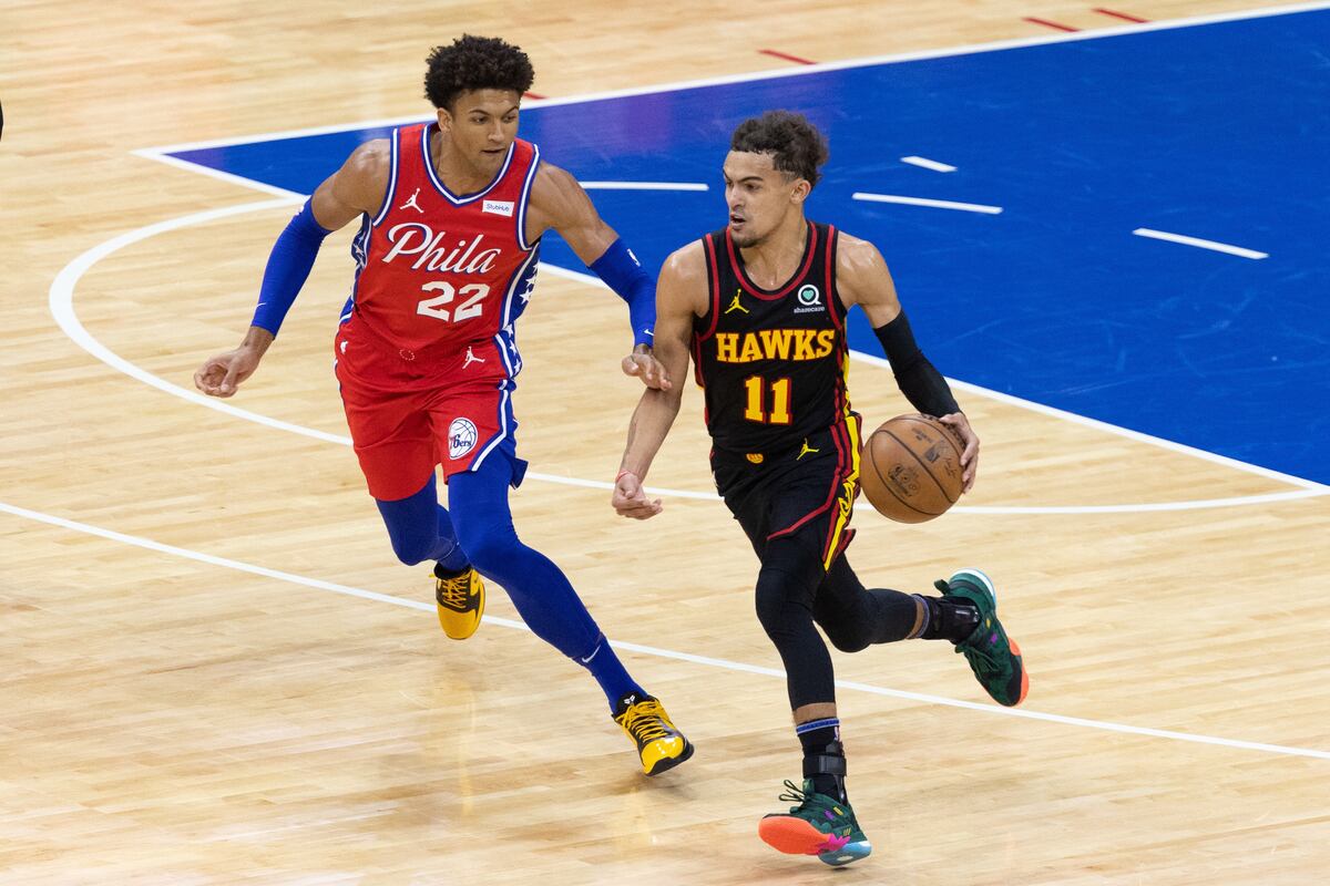 Young y los Hawks sorprenden a los Sixers en el primero de la serie