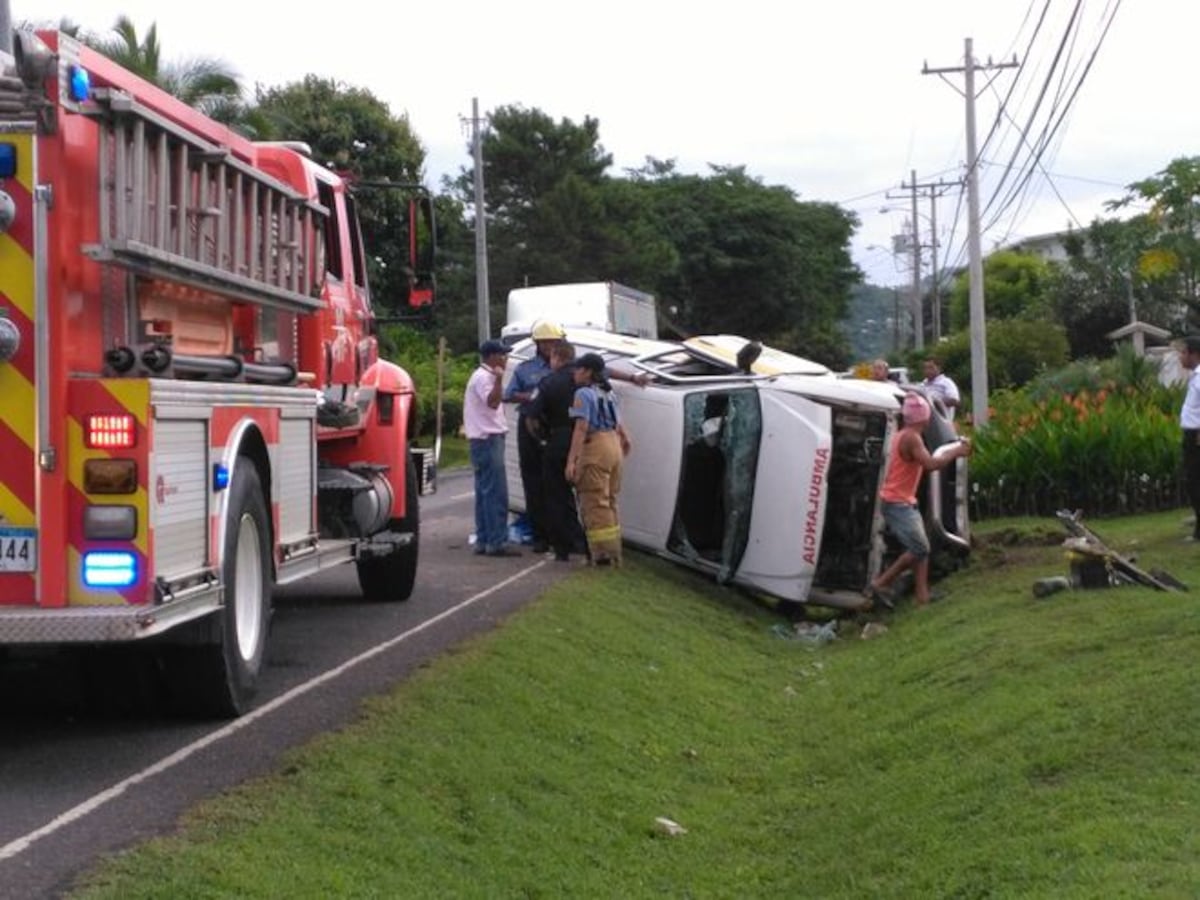 Ambulancia se vuelca con un niño y una enfermera rumbo al hospital en Penonomé 