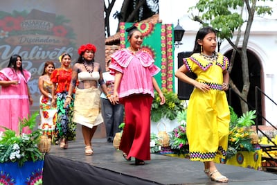 Mujeres Guna, Emberá y Ngäbe-Buglé se roban las miradas en pasarela cultural en Mi Pueblito