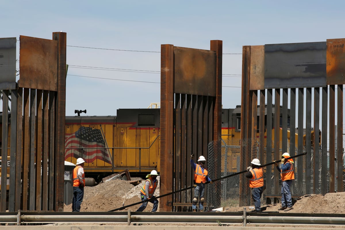 Alcalde logró frenar la construcción del muro de México