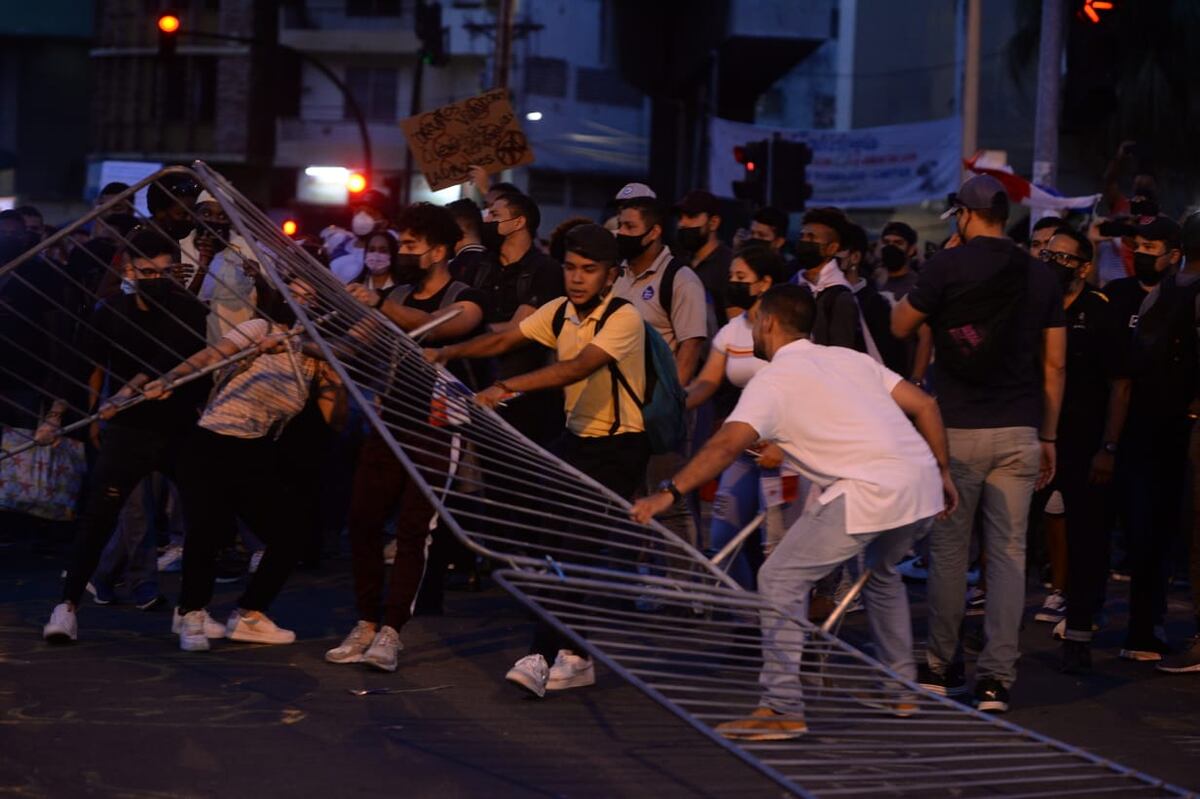 Esta vaina se acabó. Ciudadanos se toman las  calles para defender la democracia