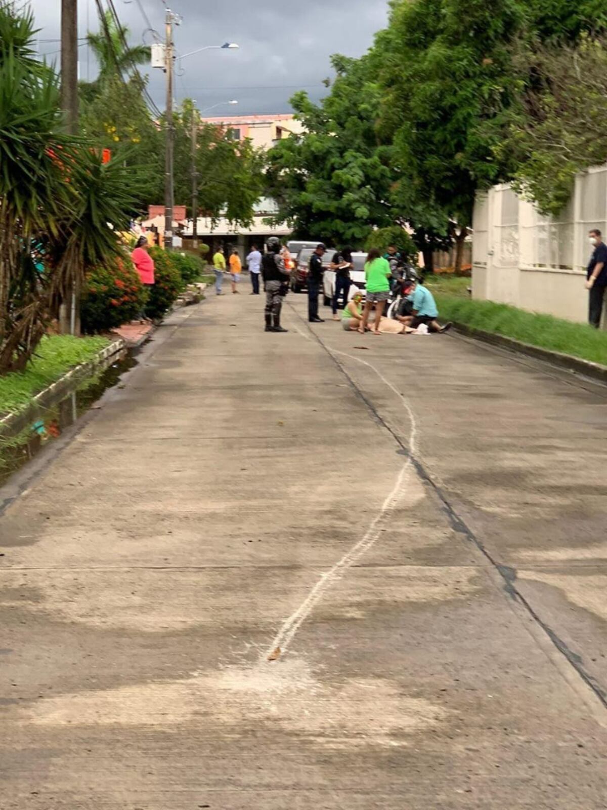 Como de película. Delincuentes arrojan a señora de carro en marcha y se estrellan en Campo Lindbergh