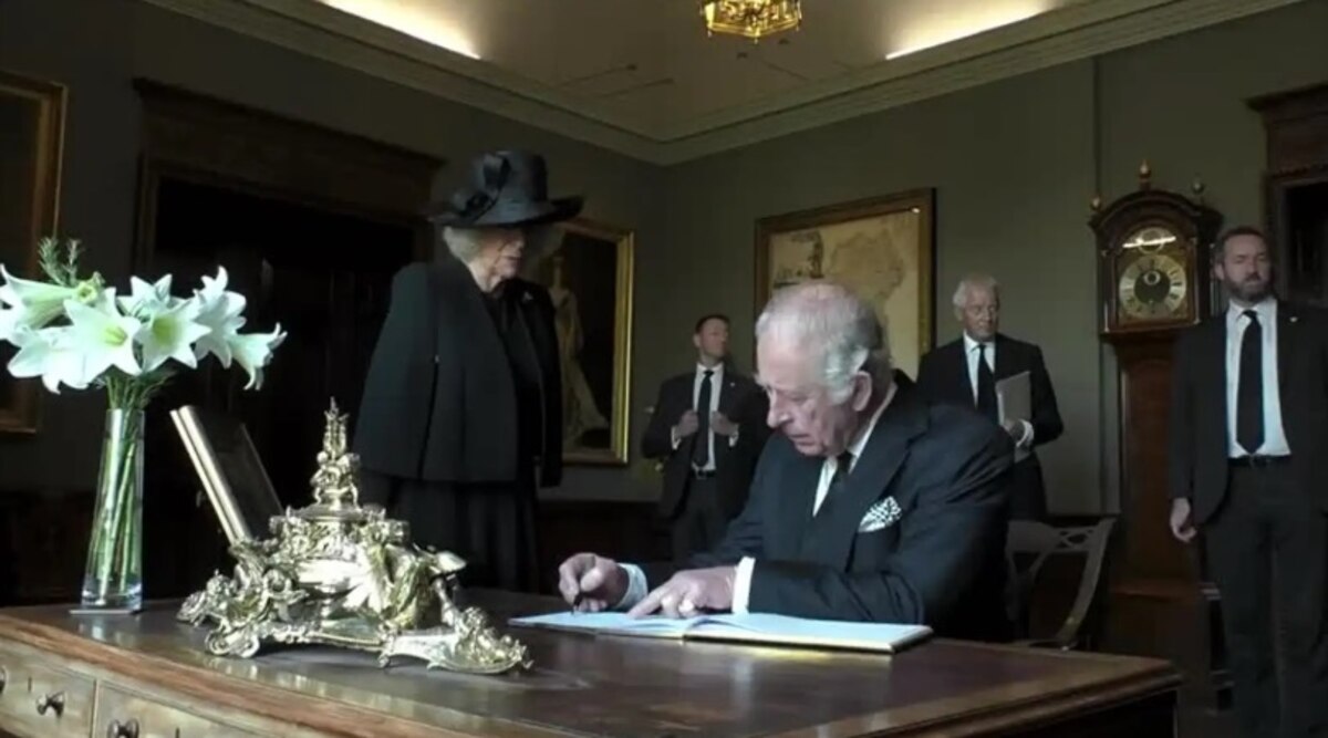 El Rey Carlos III se frustra por firma: ‘Oh Dios, odio esto. No puedo soportar esta maldita cosa’