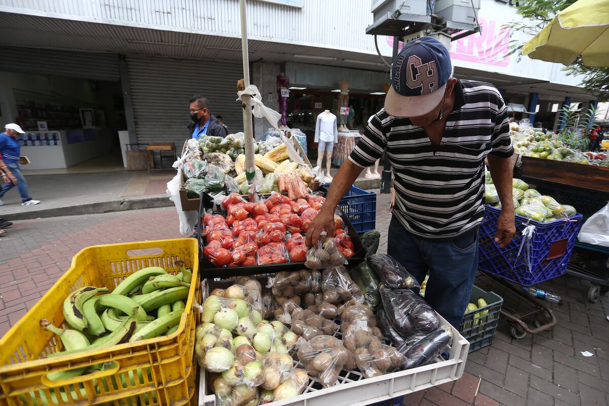 El hambre. ‘Un dólar ya no alcanza pa’ comprar 1 litro de leche, 2 flautas y 4 huevos como lo hacía mi madre’