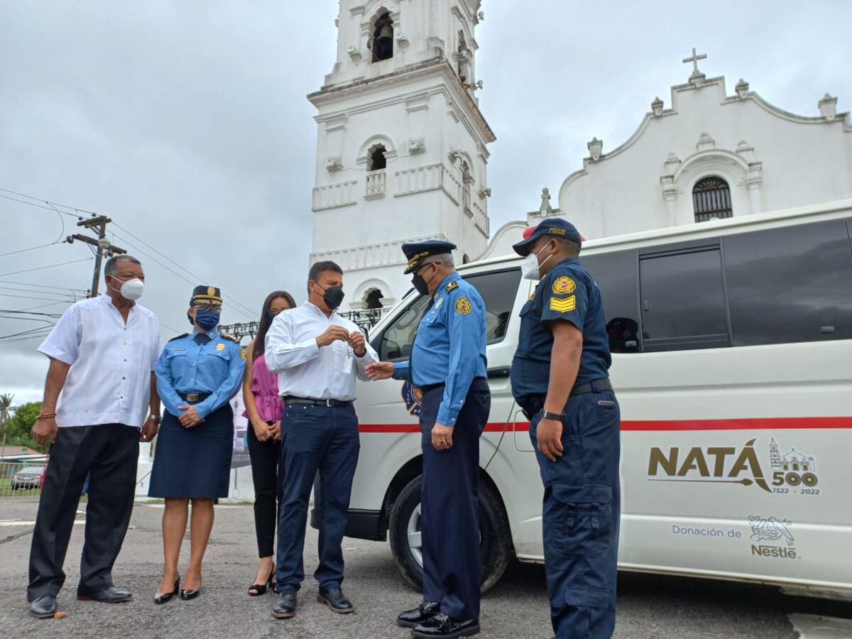 Empresa de alimentos y bebidas dona ambulancia para los Bomberos de Natá en Coclé