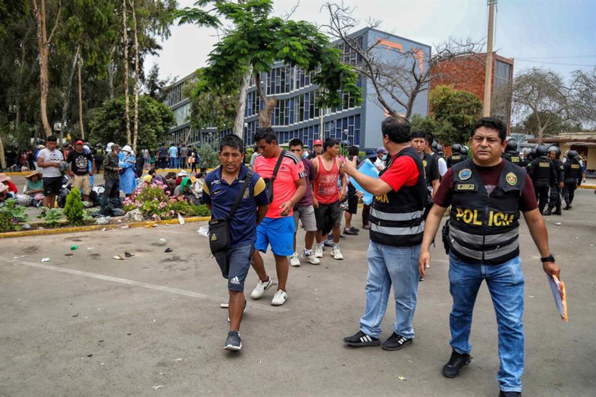 Policía interviene Universidad de San Marcos, en Lima, para desalojar a manifestantes antigubernamentales