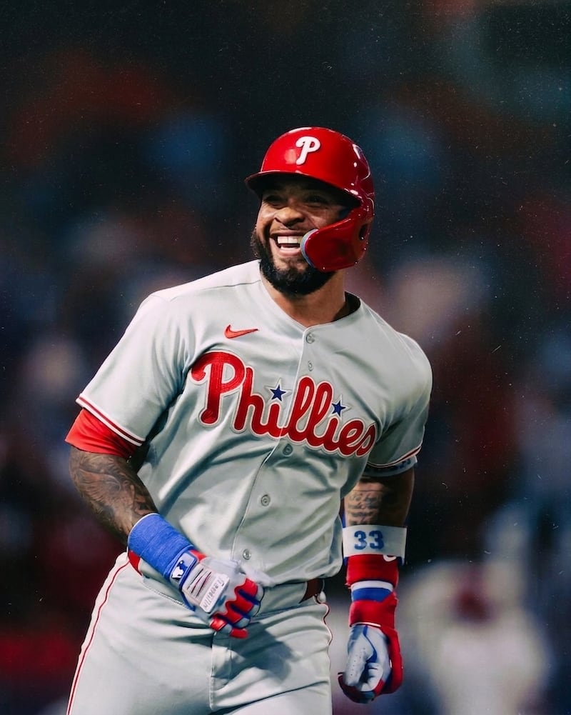 ‘Mundito’ Sosa la bota, pero su carrera lenta enciende polémica en la derrota de los Phillies