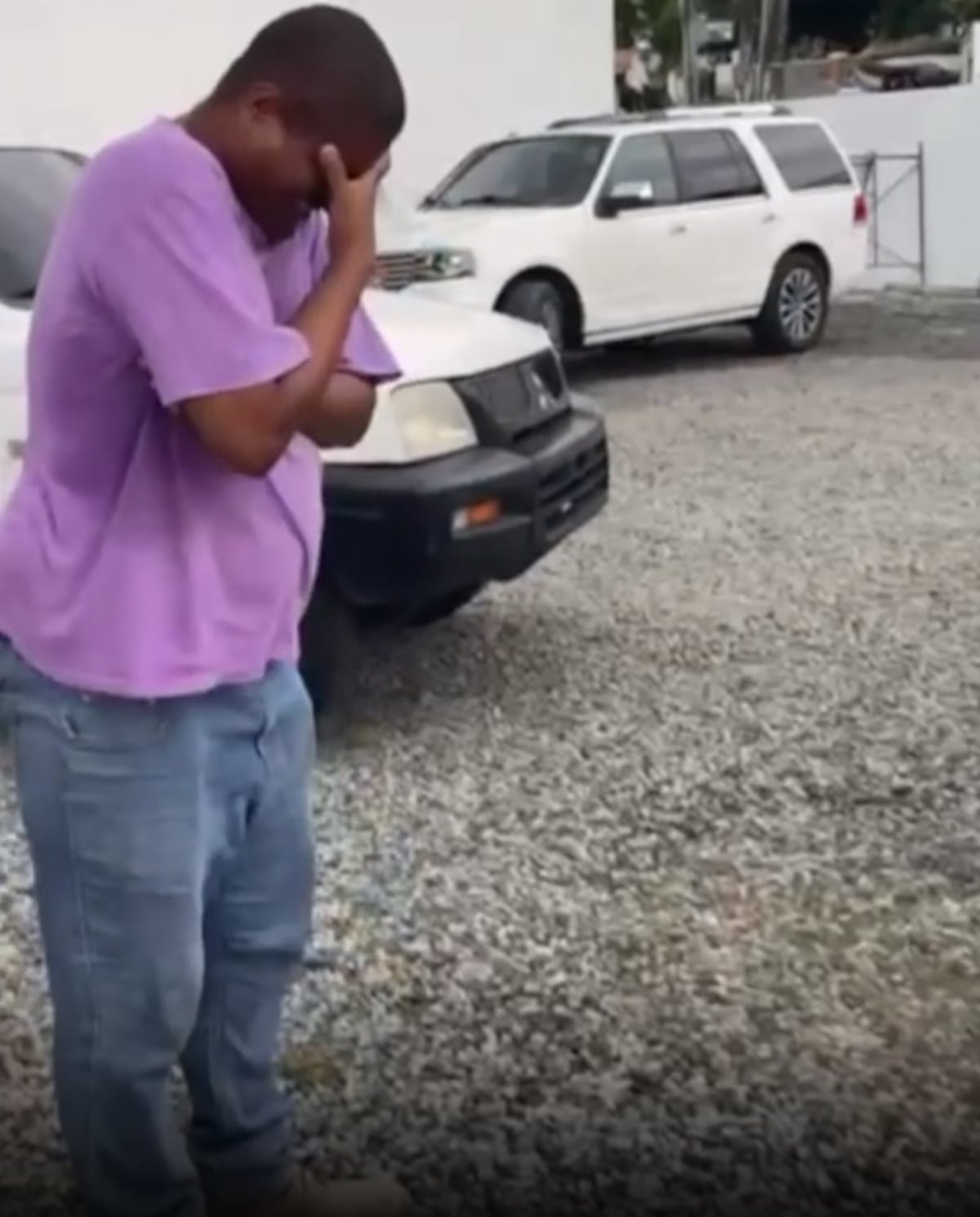 Grande. Sech hace llorar a un amigo. Le regaló un carro y explica por qué. Video