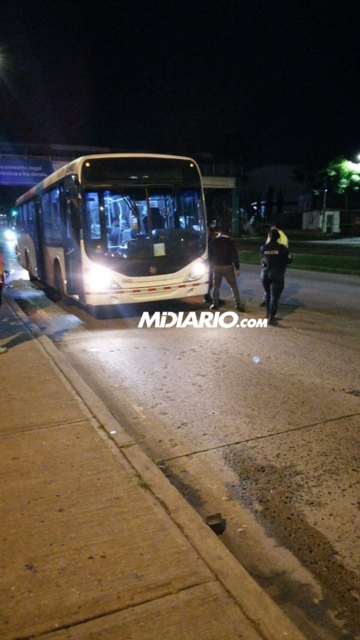 Le disparan a metrobús con todo y pasajeros, desde un carro en marcha