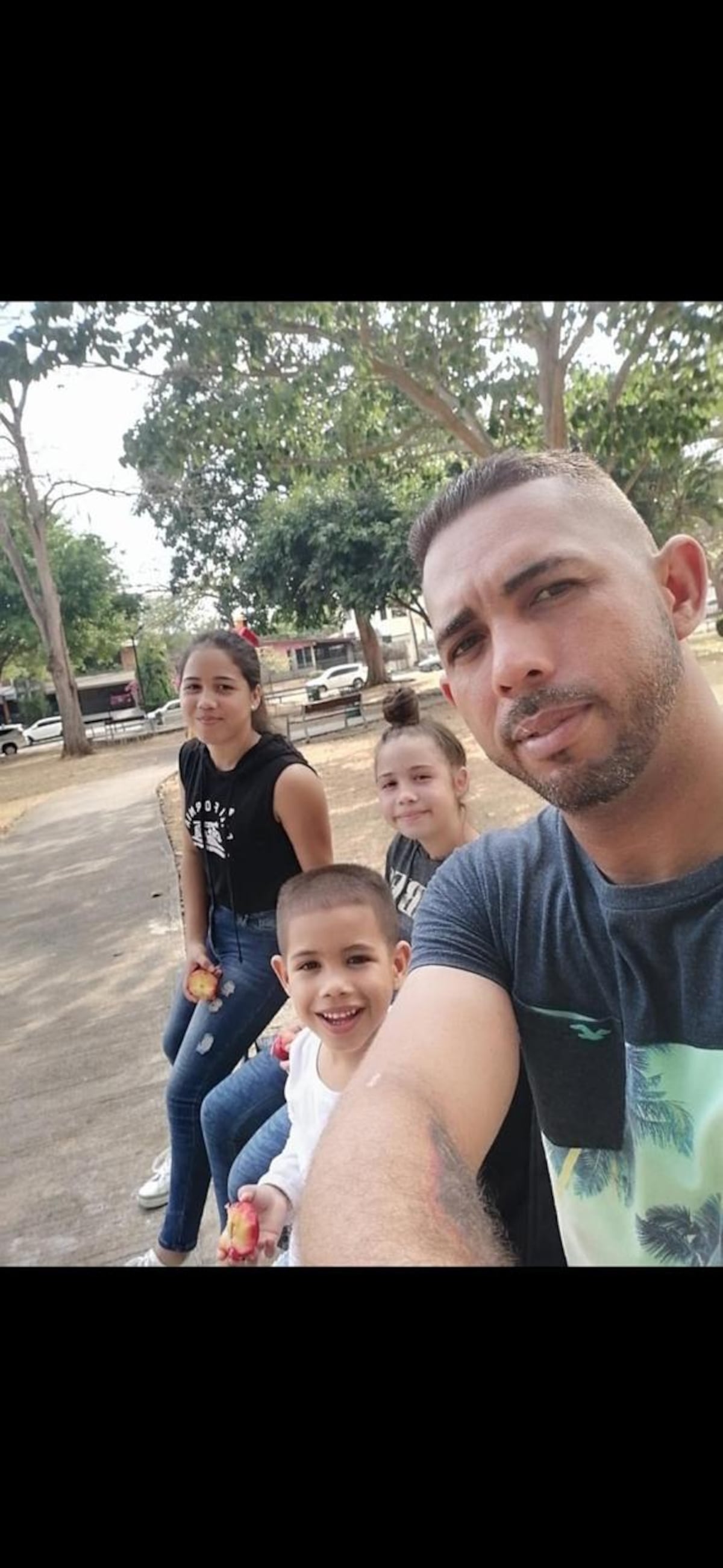 Padre busca a sus dos hijas desaparecidas. Salieron de su casa en la 12 de Octubre