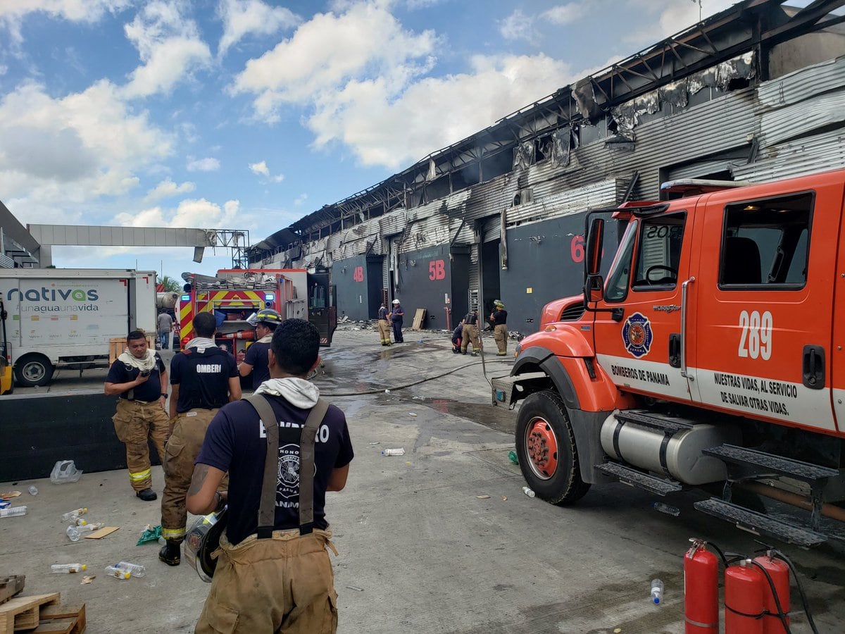 Bomberos continúan con la extinción de escombros en galeras frente a Hospital Irma Lourdes de Tzanetatos