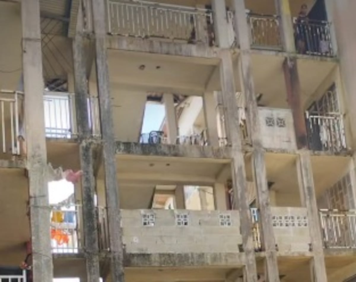 Barandal cede y joven cae desde un tercer piso en Colón mientras hablaba por celular