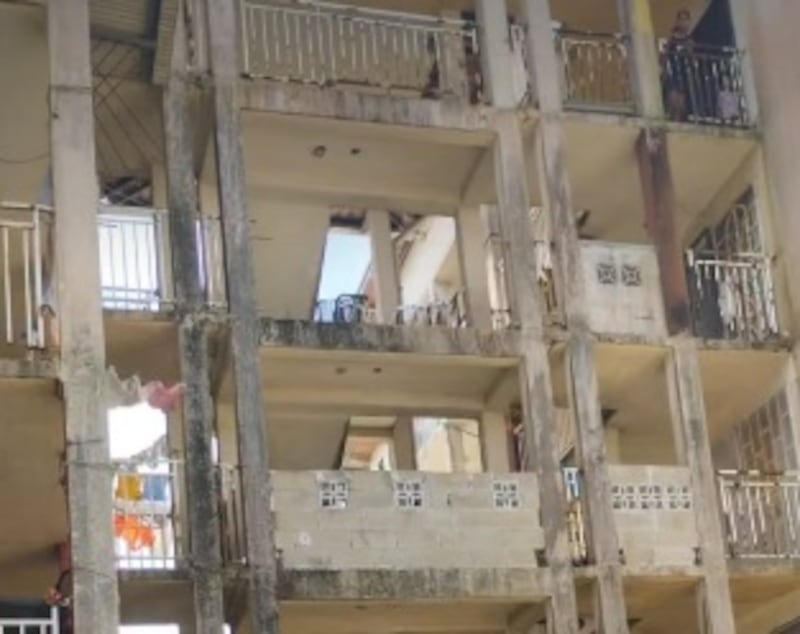 Barandal cede y joven cae desde un tercer piso en Colón mientras hablaba por celular