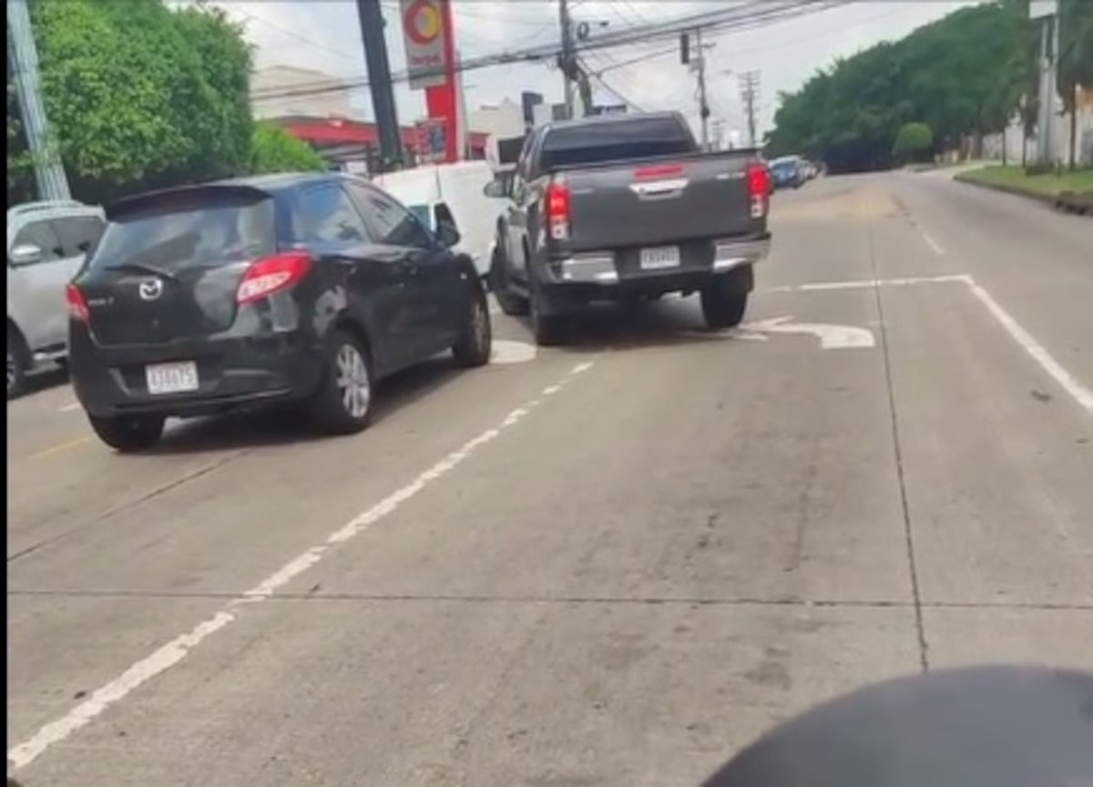 Persecución en Costa del Este. Una mujer se interpone en el paso a un pickup. Conductor avanza con ella encima. Video