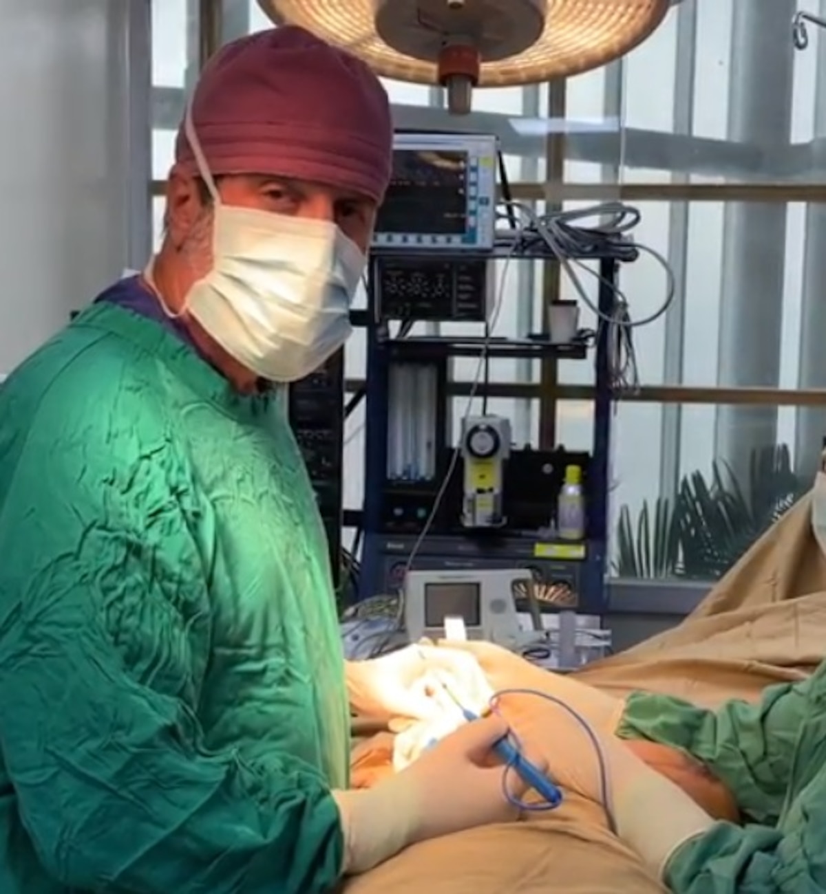 Yoani Ben, de Calle 7, se hace cirugía plástica. Entra al quirófano en Ecuador. Video