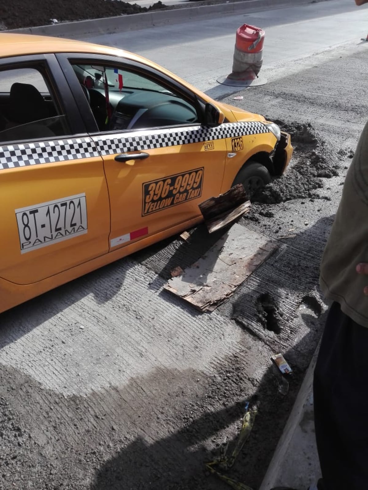 Policía motorizada y taxista quedan atascados en concreto en la Transístmica. Fotos