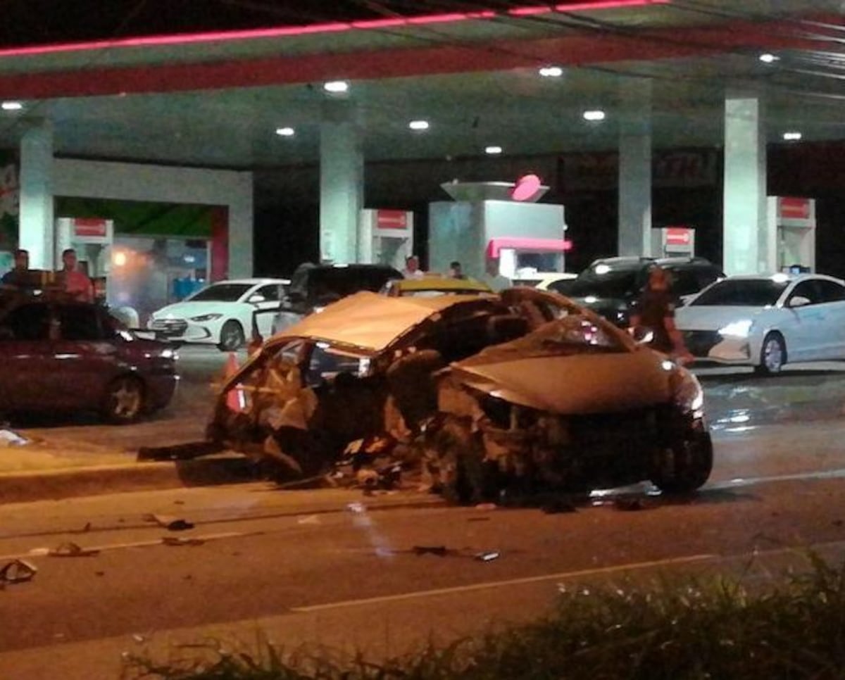 El carro quedó partido en dos. Un muerto y varios heridos en aparatoso accidente en San Antonio. Video