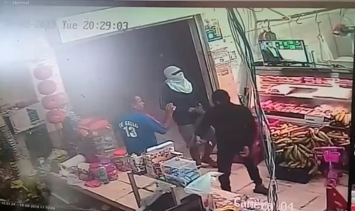 Enmascarados asaltan una tienda y se llevan hasta la caja registradora. Comerciante los corretea con arma de fuego. Video