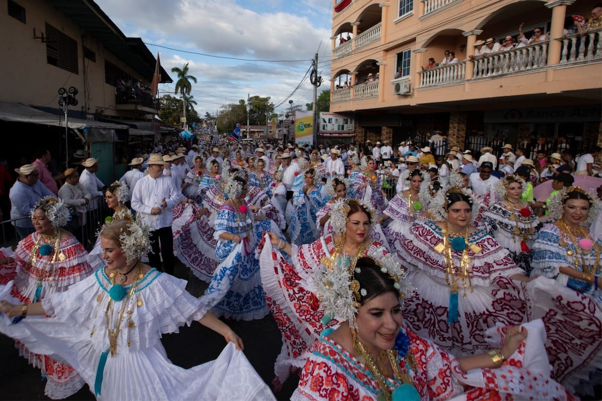 Las Tablas se viste de gala: El Desfile de las Mil Polleras brilla con las estrellas del folclore