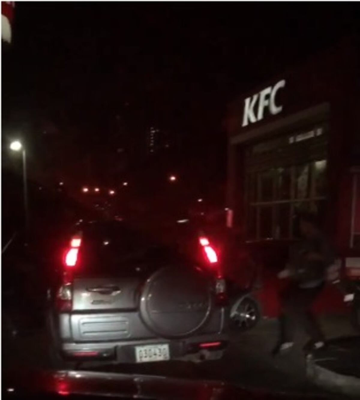 Robo a mano armada en el KFC, de la Tumba Muerto. Los captan en video