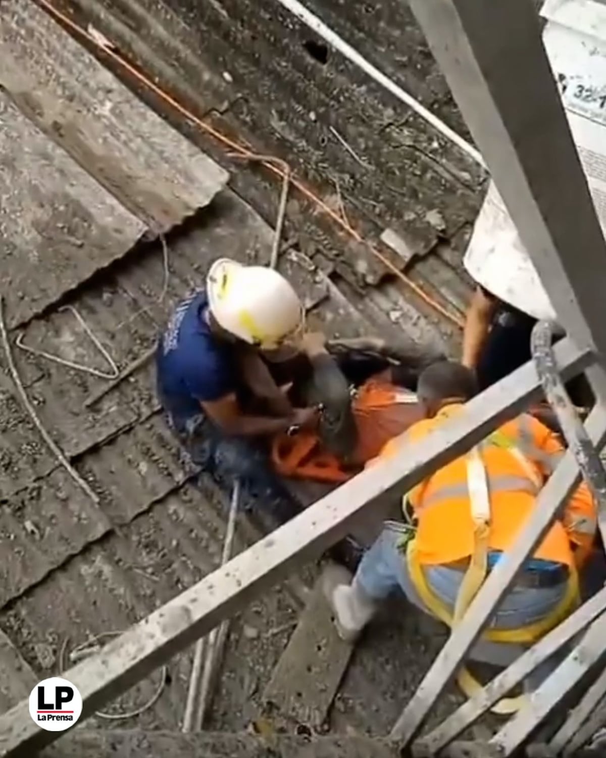 Trabajador de la Construcción Cae al Vacío 