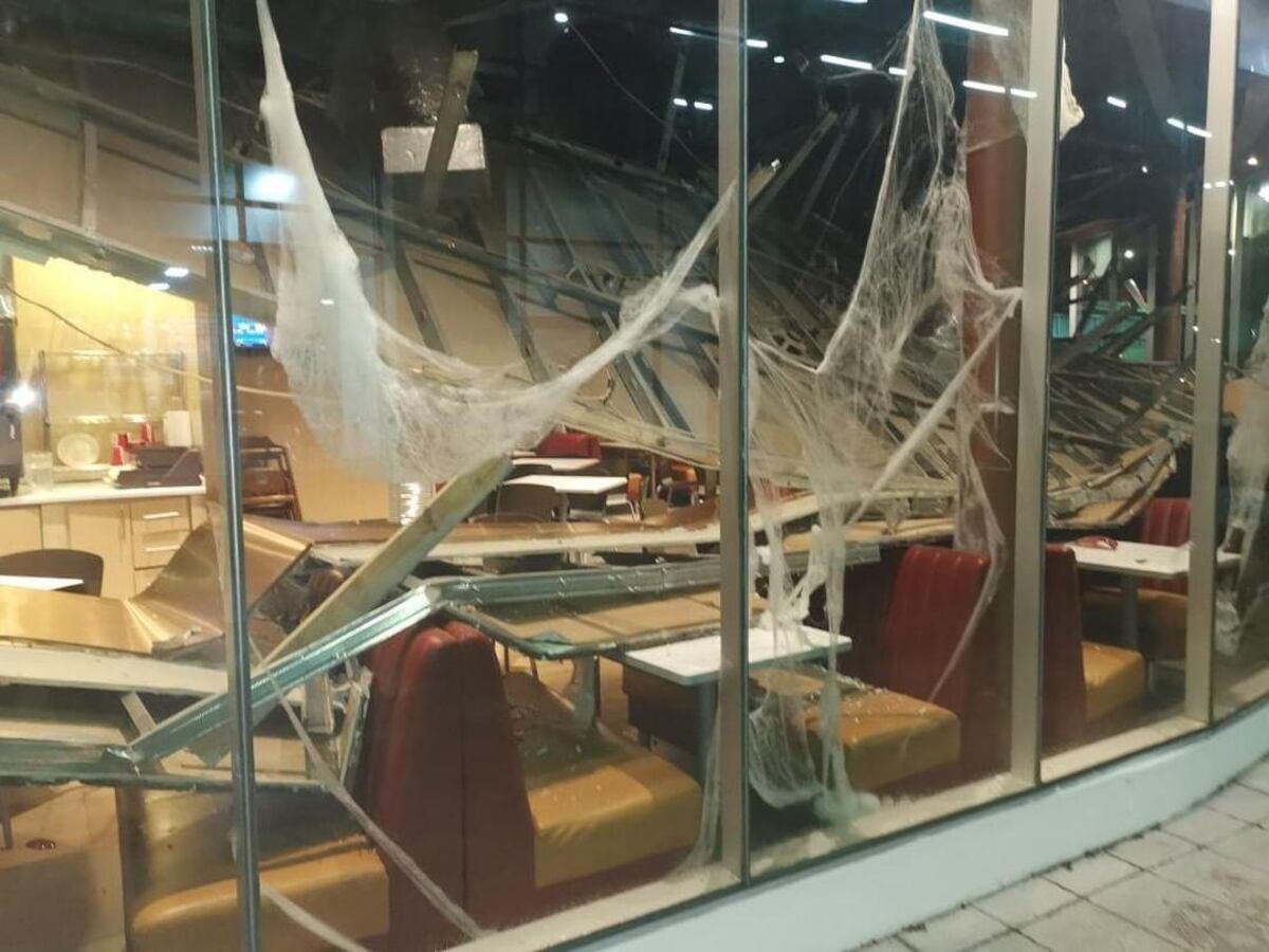 Se desploma estructura del techo de un restaurante en Albrook. Video