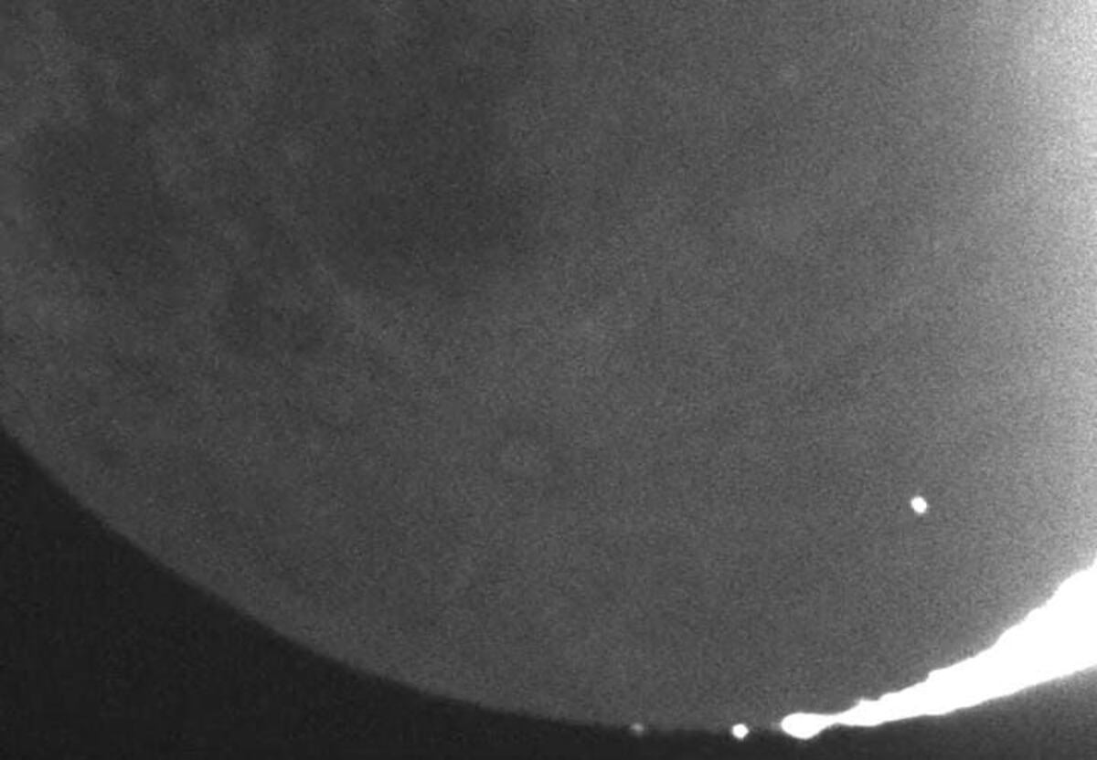 Captan cuando un meteorito impacta contra la Luna