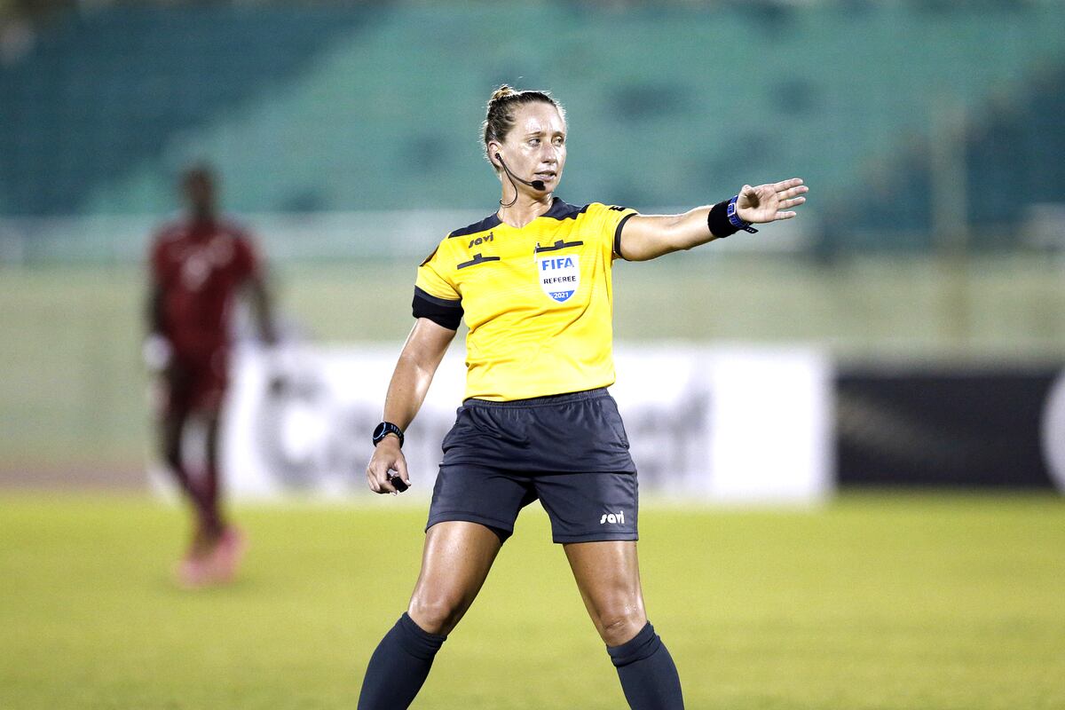 Tori Penso, la primera mujer en arbitrar un partido de clasificación mundialista de Concacaf 