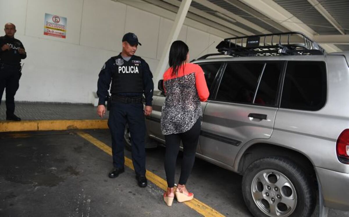 BIEN ARREGLADAS SALEN HACER FECHORÍAS. Banda de mujeres ataca en Hato Pintado