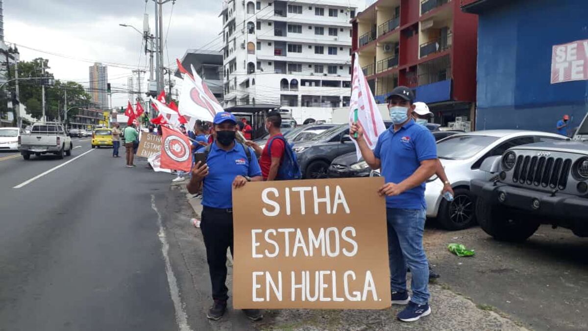 Tercer día de huelga laboral de los trabajadores de Bimbo