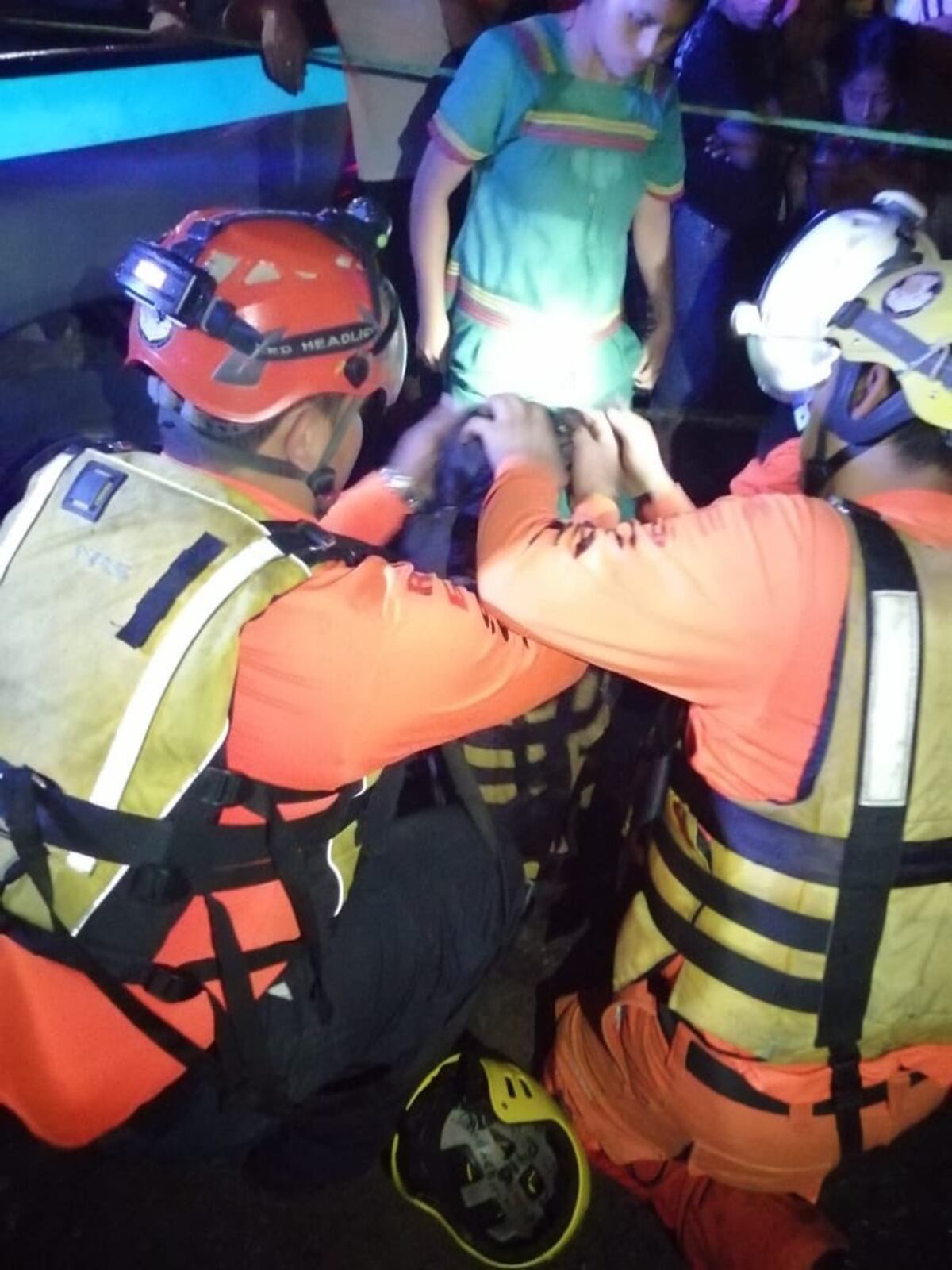 Donderis regaña a los que se arriesgan filmando temporal. Rescatan a más de 10 atrapados tras crecida de río