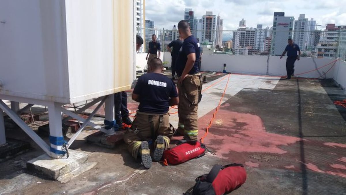 Hombre amenaza con lanzarse desde un séptimo piso en Vía Veneto.  Bomberos atienden la emergencia. Video