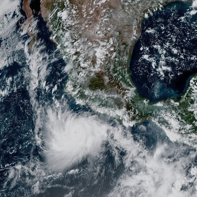 Huracán ‘Polo’ se dispara a categoría 5 y amenaza con lluvias, deslaves y fuerte oleaje en México