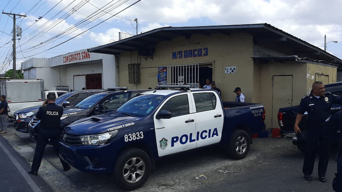 La gente se está saliendo de control. Ingresaron a saquear minisúper en Santa Marta. Los capturan