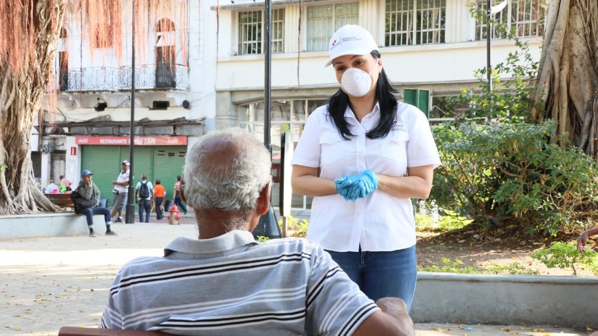 Hasta qué punto. Ministra se va a parques para convencer a viejitos de que es tiempo de casa