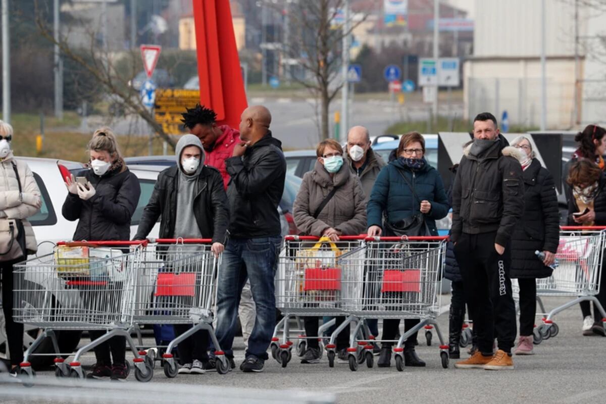 Supermercados no dan abasto mientras se agotan mascarillas y gel desinfectante en Italia 