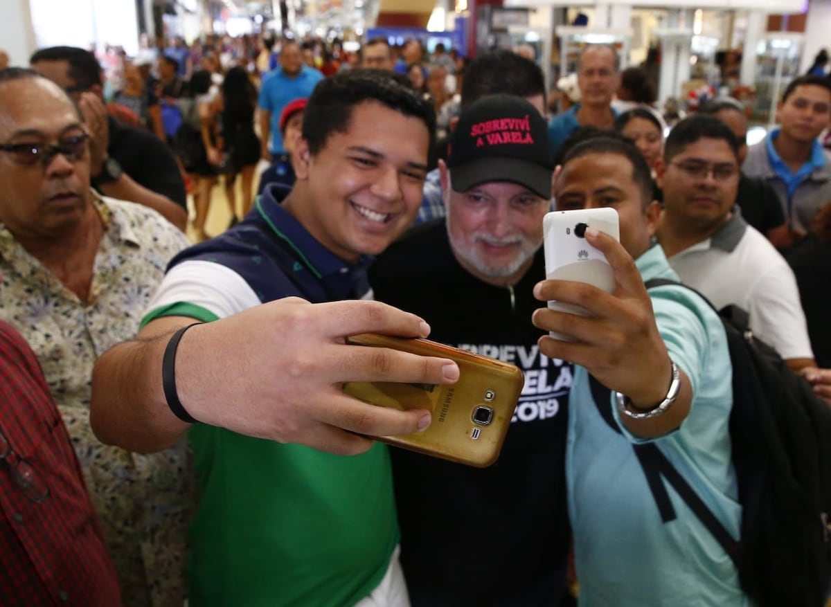 Se formó la locura. Martinelli recorre los mall cual estrella de cine. Y reitera que le meterá su puñete a Varela. Video